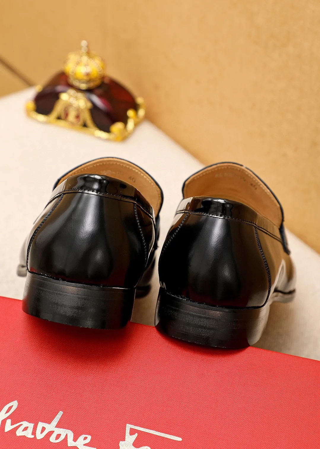Men's shoes 💰442 💐 Product trademark: Ferragamo "Ferragamo" casual leather shoes Regular size: 38-44 (45.46🉑️customized) Product materials: Selected imported first-layer open-edge beaded cowhide embossed upper + original hardware buckle, imported water-dyed cowhide leather lining. Strong three-dimensional visual effect, combined outsole Color: 2⃣️colors available